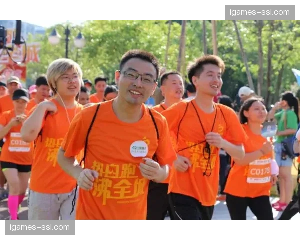 都灵市政府在波河公园举办“意甲冠军之路”5公里公益跑,数千名球迷参与 都灵市政府在波河公园举办“意甲冠军之路”5公里公益跑,数千名球迷参与